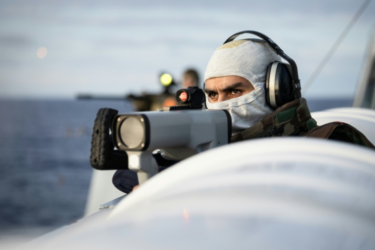 Un marin français tient un pointeur infrarouge pour désigner des cibles d'urgence, tout en recherchant des drones hostiles, à bord de la frégate française "La Lorraine" naviguant en mer Méditerranée, le 2 octobre 2025, lors de l'exercice Wildfire 2025, dédié à la lutte anti-drones ( AFP / CLEMENT MAHOUDEAU )