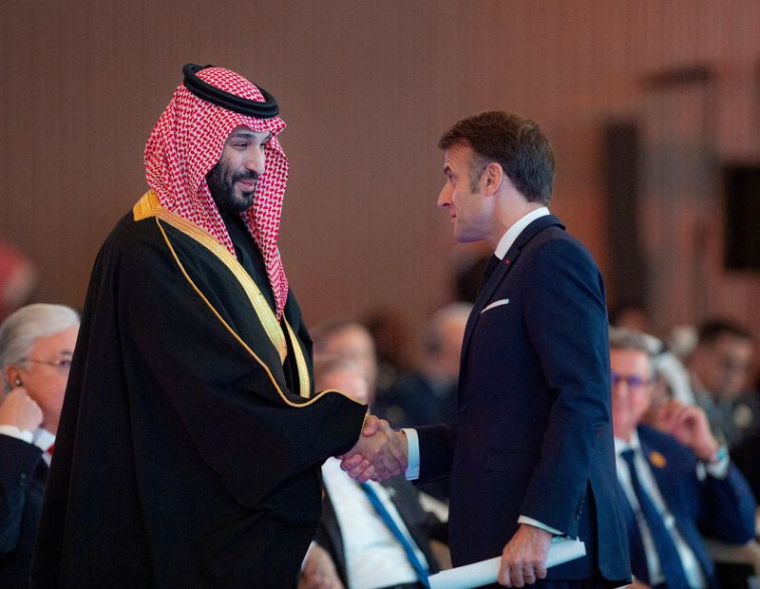 Le prince héritier saoudien Mohammed ben Salmane rencontre le président français Emmanuel Macron à Riyad, en Arabie saoudite.