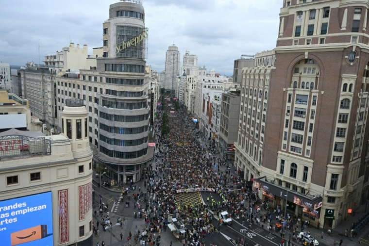 De manifestants défilent pour le droit au logement  au lendemain du rejet par les députés d'une série de mesures présentées par le gouvernement, le 3 octobre 2026 à Madrid ( AFP / JAVIER SORIANO )
