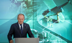 Le Premier ministre polonais Donald Tusk s'exprime après la signature un accord de prêt de quelque 44 milliards d'euros avec l'UE pour financer la modernisation de son armée, le 8 mai 2026 à Varsovie   ( AFP / Wojtek RADWANSKI )
