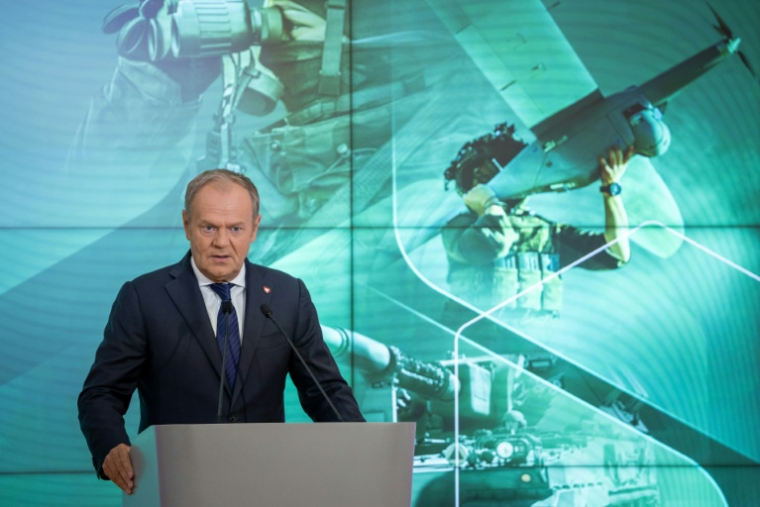 Le Premier ministre polonais Donald Tusk s'exprime après la signature un accord de prêt de quelque 44 milliards d'euros avec l'UE pour financer la modernisation de son armée, le 8 mai 2026 à Varsovie   ( AFP / Wojtek RADWANSKI )