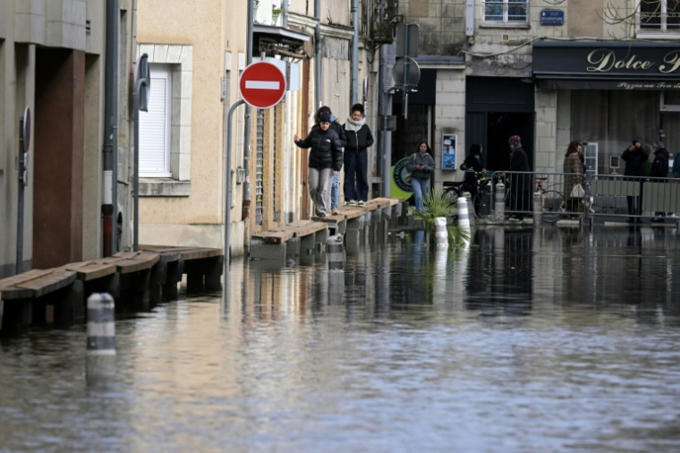 Une rue d'Angers (Maine-et-Loire) inondée par la crue de la Maine, le 20 février 2026 ( AFP / Damien MEYER )