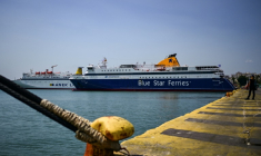 Des ferries à quai au port du Pirée, près d'Athènes, le 8 août 2025 ( AFP / Aris MESSINIS )