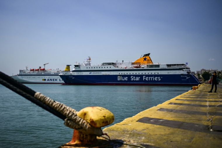 Des ferries à quai au port du Pirée, près d'Athènes, le 8 août 2025 ( AFP / Aris MESSINIS )