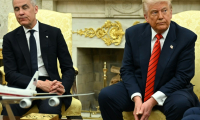 Le président américain Donald Trump et le Premier ministre canadien Mark Carney se rencontrent dans le Bureau ovale de la Maison Blanche à Washington DC, le 6 mai 2025 ( AFP / Jim WATSON )
