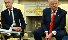 Le président américain Donald Trump et le Premier ministre canadien Mark Carney se rencontrent dans le Bureau ovale de la Maison Blanche à Washington DC, le 6 mai 2025 ( AFP / Jim WATSON )