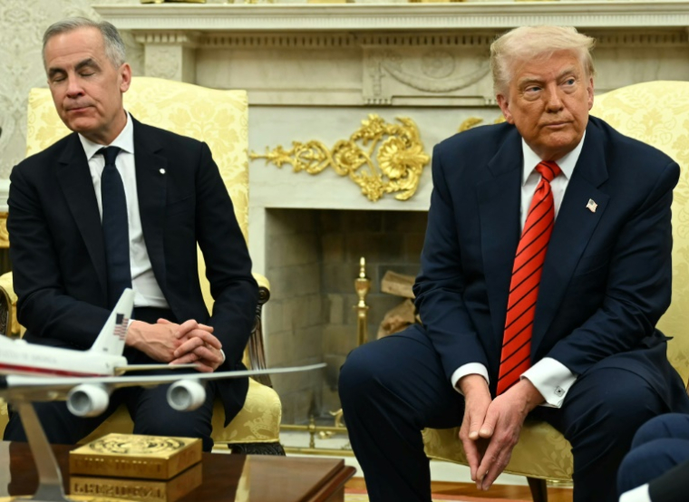 Le président américain Donald Trump et le Premier ministre canadien Mark Carney se rencontrent dans le Bureau ovale de la Maison Blanche à Washington DC, le 6 mai 2025 ( AFP / Jim WATSON )