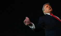 Donald Trump s’adresse à la presse avant d’embarquer à bord d’Air Force One, à l’aéroport international de Palm Beach, à West Palm Beach (Floride), le 19 janvier 2026.  (crédit : ANDREW CABALLERO-REYNOLDS / AFP)