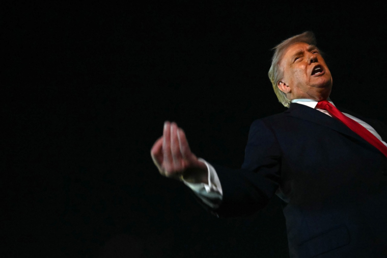 Donald Trump s’adresse à la presse avant d’embarquer à bord d’Air Force One, à l’aéroport international de Palm Beach, à West Palm Beach (Floride), le 19 janvier 2026.  (crédit : ANDREW CABALLERO-REYNOLDS / AFP)