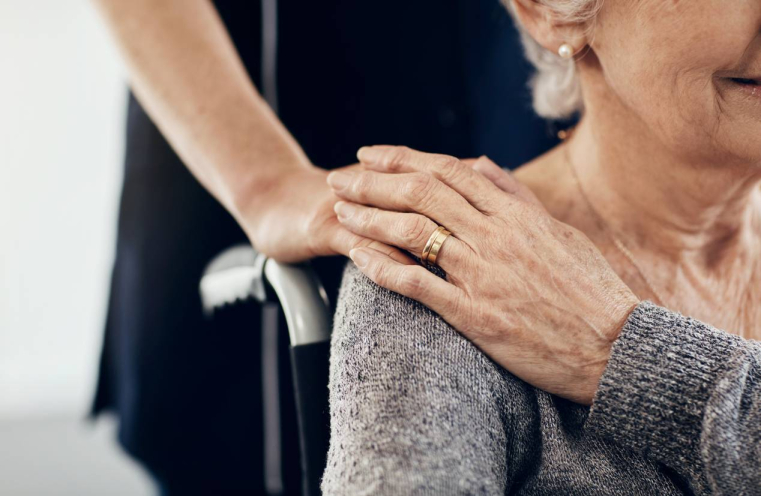 Les aides pour les personnes âgées en perte d'autonomie - iStock-gradyreese