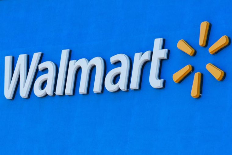 Le logo de Walmart est visible sur un hypermarché en Californie