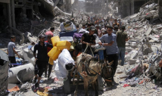 Les Palestiniens se déplacent après le retrait des forces israéliennes du camp de réfugiés de Jabalia