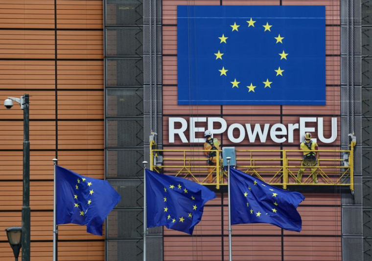 Des drapeaux de l'Union européenne devant le siège de la Commission européenne à Bruxelles