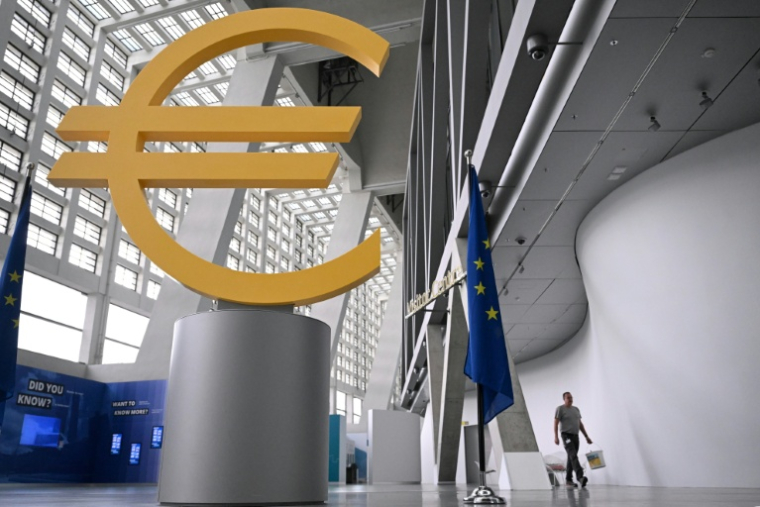 La Banque centrale européenne (BCE) devrait maintenir ses taux inchangés jeudi, lors d'une réunion attendue sans surprise, estimant être en "bonne position" alors que l'inflation de la zone euro navigue autour de la cible de 2% ( AFP / Kirill KUDRYAVTSEV )