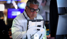 Des traders travaillent sur le parquet de la Bourse de New York