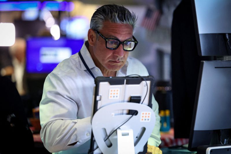 Des traders travaillent sur le parquet de la Bourse de New York