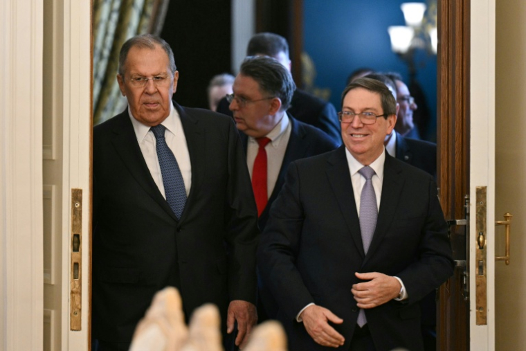 Le ministre russe des Affaires étrangères Sergueï Lavrov (g) et son homologue cubain Bruno Rodriguez (d) à Moscou, le 18 février 2026 ( POOL / HECTOR RETAMAL )