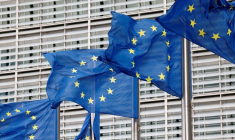 Des drapeaux de l'Union européenne flottent devant le siège de la Commission européenne à Bruxelles