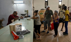 Des habitants font la queue dans une épicerie de produits subventionnés pour recevoir de l'aide humanitaire donnée par le Mexique, à La Havane, le 6 mars 2026 ( AFP / YAMIL LAGE )
