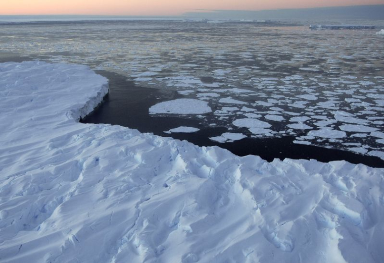 Des icebergs tabulaires géants dans le Territoire antarctique australien