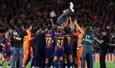L'entraineur du Barça Hansi Flick porté en triomphe par ses joueurs après la victoire dans le Clasico face au Real Madrid, synonyme de titre de champion d'Espagne, le 10 mai 2026 au Camp Nou ( AFP / Josep LAGO )