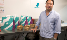 William Shu,fondateur et PDG de Deliveroo, lors du lancement des premières éditions cuisine de Deliveroo en France, le 3 juillet 2018 à Saint-Ouen. ( AFP / GERARD JULIEN )