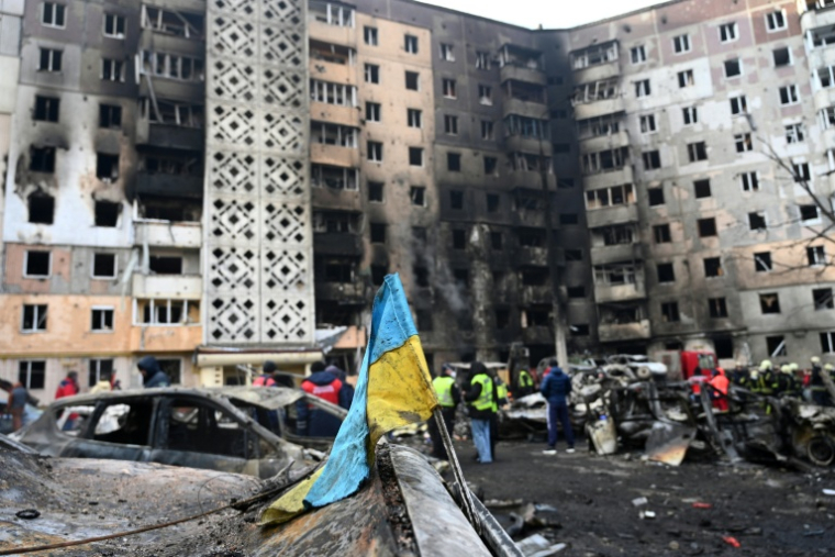 Au moins 26 personnes sont mortes dans des frappes russes sur la ville de Ternopil dans l'ouest de l'Ukraine le 19 novembre 2025 ( AFP / YURIY DYACHYSHYN )