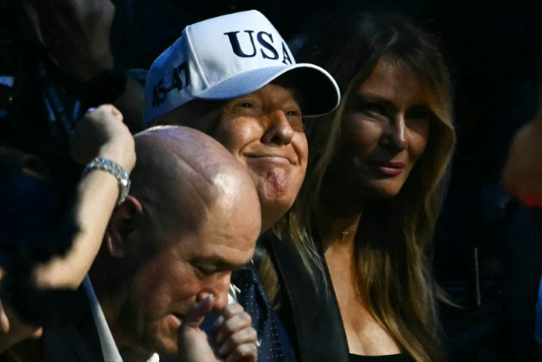 Le patron de l'UFC Dana White (à gauche), Donald Trump et son épouse Melania Trump suivent des combats MMA organisés sur la pelouse de la Maison Blanche à l'occasion du 80e annversaire du président américain ( AFP / Kent NISHIMURA )
