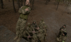 Un soldat ukrainien, recrue de l'armée, tombe alors que ses camarades s'apprêtent à le rattraper lors d'un entraînement militaire de base au centre d'entraînement des forces terrestres ukrainiennes, dans un lieu tenu secret, le 25 mars 2026, en pleine invasion russe de l'Ukraine ( AFP / Roman PILIPEY )