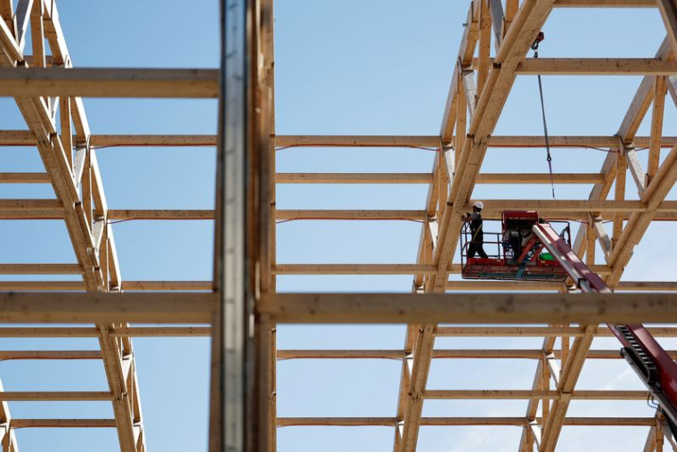 Des ouvriers démantèlent le Grand Palais Ephemere à Paris