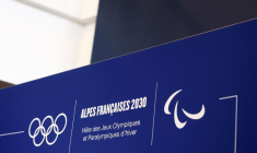 Les anneaux olympiques et le logo des Jeux paralympiques