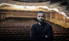 Le nouveau propriétaire du Palace, Mickael Chetrit, dans la salle de spectacle avant sa rénovation, le 4 décembre 2025 à Paris ( AFP / STEPHANE DE SAKUTIN )