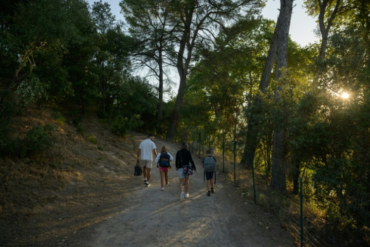 Des enfants de l'école de Pomas dans l'Aude qui été détruite par une tornade rejoignent avec leurs parents une école provisoire pour la rentrée des classes le 1er septembre 2026 ( AFP / Ed JONES )