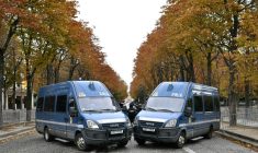 Des véhicules de gendarmerie positionnés à proximité du Palais de l'Elysée et du ministère de l'Intérieur avant de nouvelles manifestations, le 24 octobre 2026 à Paris  ( AFP / NICOLAS TUCAT )