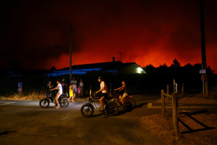 Un incendie d'une grande virulence à Le Porge en Gironde, le 23 juillet 2026 ( AFP / ROMAIN PERROCHEAU )