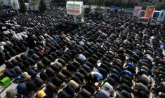 Des chiites iraniens lors des prières de l'Aïd el-Fitr, qui marque la fin du mois de jeûne du ramadan, le 21 mars 2026 à Téhéran ( AFP / STR )