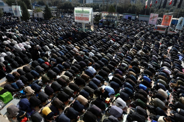Des chiites iraniens lors des prières de l'Aïd el-Fitr, qui marque la fin du mois de jeûne du ramadan, le 21 mars 2026 à Téhéran ( AFP / STR )