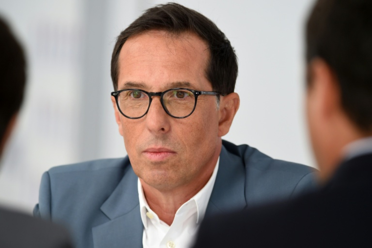 Le directeur général du groupe français L'Oréal, Nicolas Hieronimus, s'entretient avec des journalistes lors de la réunion estivale annuelle du Medef, le 26 août 2021, à l'hippodrome de Longchamp, à Paris ( AFP / Eric PIERMONT )