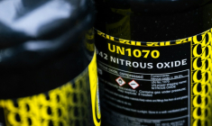 Des bonbonnes de protoxyde d'azote abandonnées dans une rue de Paris, le 15 janvier 2026 ( AFP / Julie SEBADELHA )