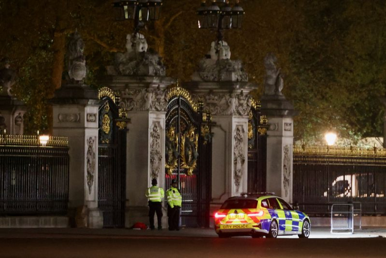 Des membres de la police montent la garde aux portes du palais de Buckingham