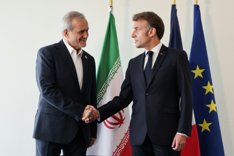 Le président iranien Massoud Pezeshkian (g) et son homologue français Emmanuel Macron lors d'une réunion bilatérale en marge de l'Assemblée générale de l'ONU, le 24 septembre 2025 à New York ( AFP / Ludovic MARIN )
