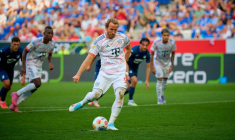 Thomas Frank brosse Harry Kane dans le sens du poil