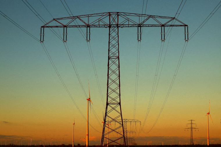 Pylônes électriques à côté des éoliennes près de Weselitz, en Allemagne