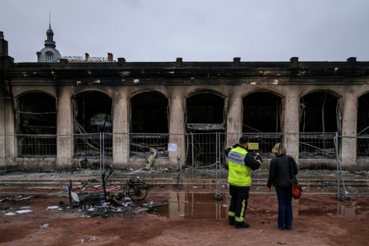 L'antenne de l'office de tourisme de Lyon, incendié la veille lors d'une manifestation contre la vie chère, le 18 octobre 2026 ( AFP / Jeff PACHOUD )