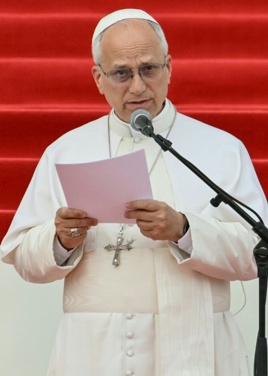 Le pape Léon XIV s'adresse aux représentants du monde de la culture lors d'une rencontre organisée sur le campus Léon XIV de l'Université nationale de Malabo, le 21 avril 2026 ( AFP / Alberto PIZZOLI )