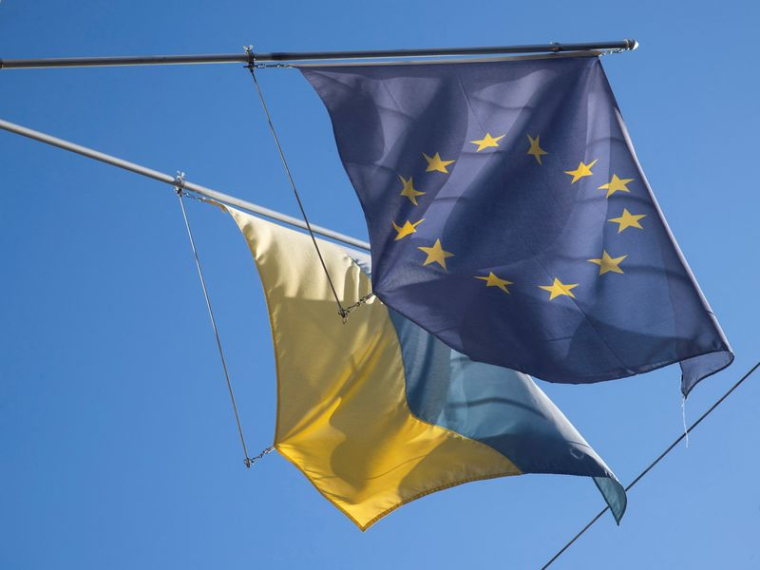 Le drapeau de l'UE flotte à côté du drapeau national de l'Ukraine à Berne