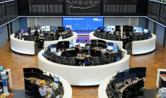 Le graphique de l'indice boursier allemand DAX est photographié à la bourse de Francfort