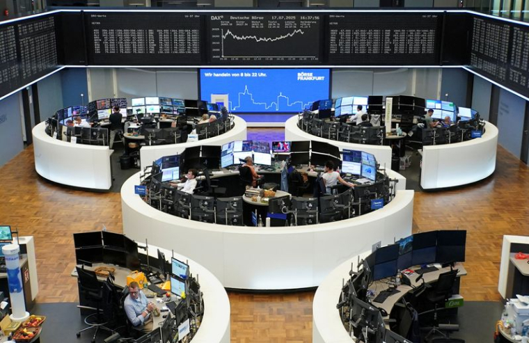 Le graphique de l'indice boursier allemand DAX est photographié à la bourse de Francfort