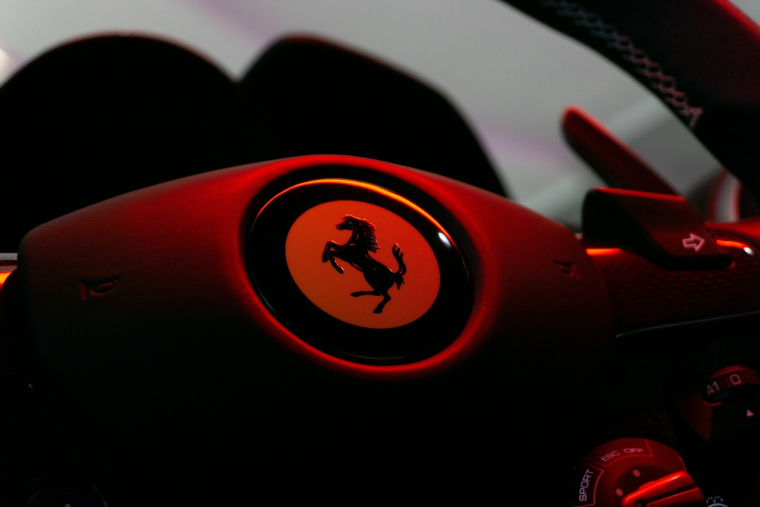 Un volant Ferrari. (Crédits: Adobe Stock)