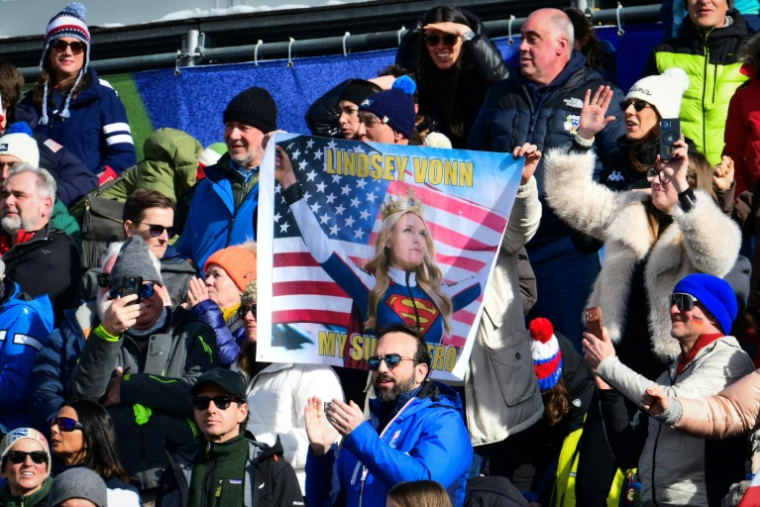 Des spectateurs avec une banderole célébrant Lindsey Vonn lors de la descente des JO-2026 le 8 février 2026 à Cortina ( AFP / Stefano RELLANDINI )